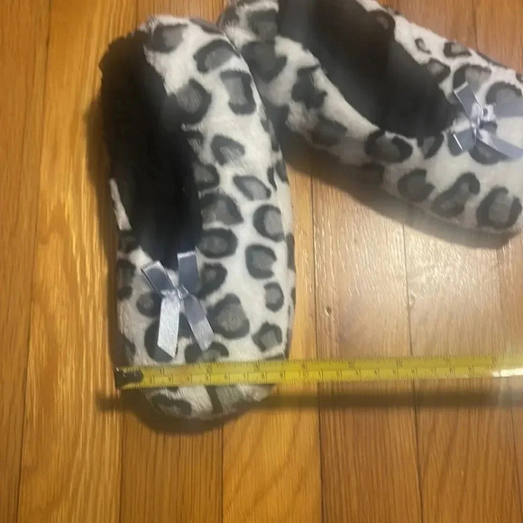 Cheetah print house slippers with grippers NWOT - Picture 7 of 10